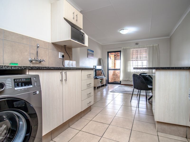 Top-Floor Peace, Space and Lifestyle Perks - Modern 2-Bedroom Apartment with Balcony - Photo 4