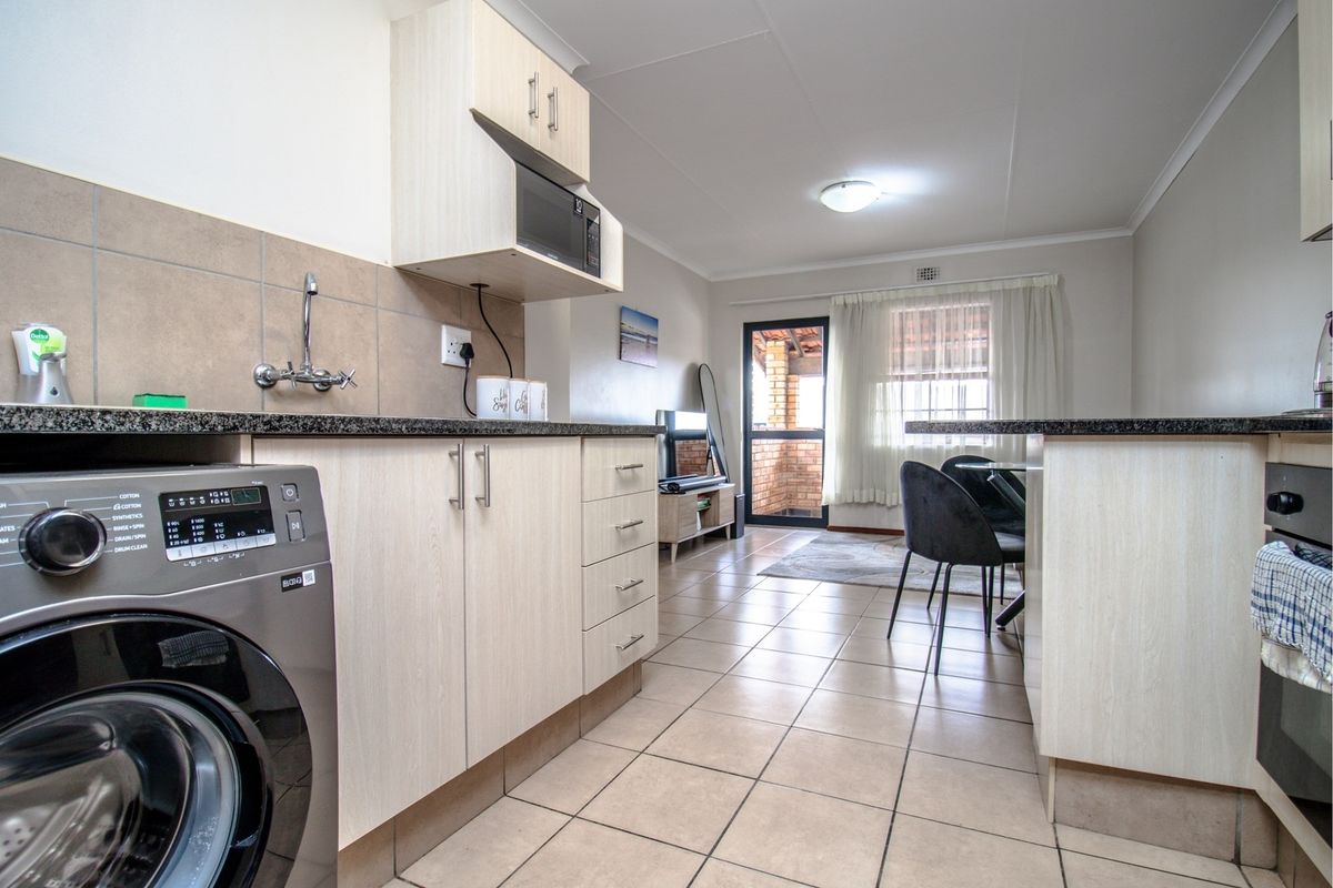 Top-Floor Peace, Space and Lifestyle Perks - Modern 2-Bedroom Apartment with Balcony - Photo 4