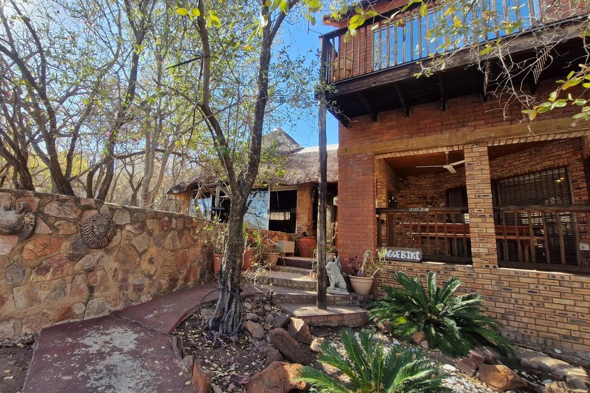 OUTDOORS ENTERTAINMENT AREA - 3 BEDROOM HOUSE - Photo 4