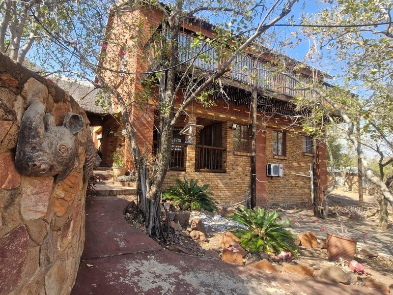 OUTDOORS ENTERTAINMENT AREA - 3 BEDROOM HOUSE - Photo 2