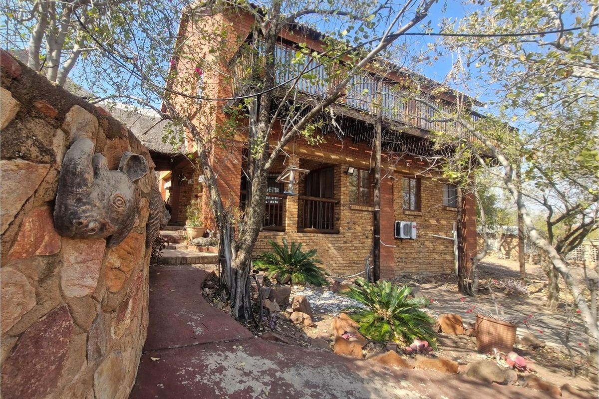 OUTDOORS ENTERTAINMENT AREA - 3 BEDROOM HOUSE - Photo 2