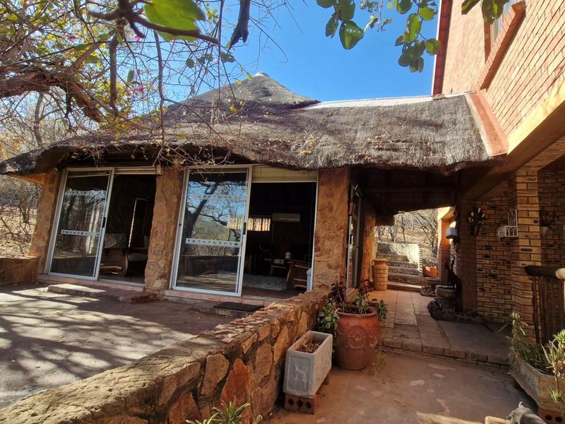 OUTDOORS ENTERTAINMENT AREA - 3 BEDROOM HOUSE - Photo 8