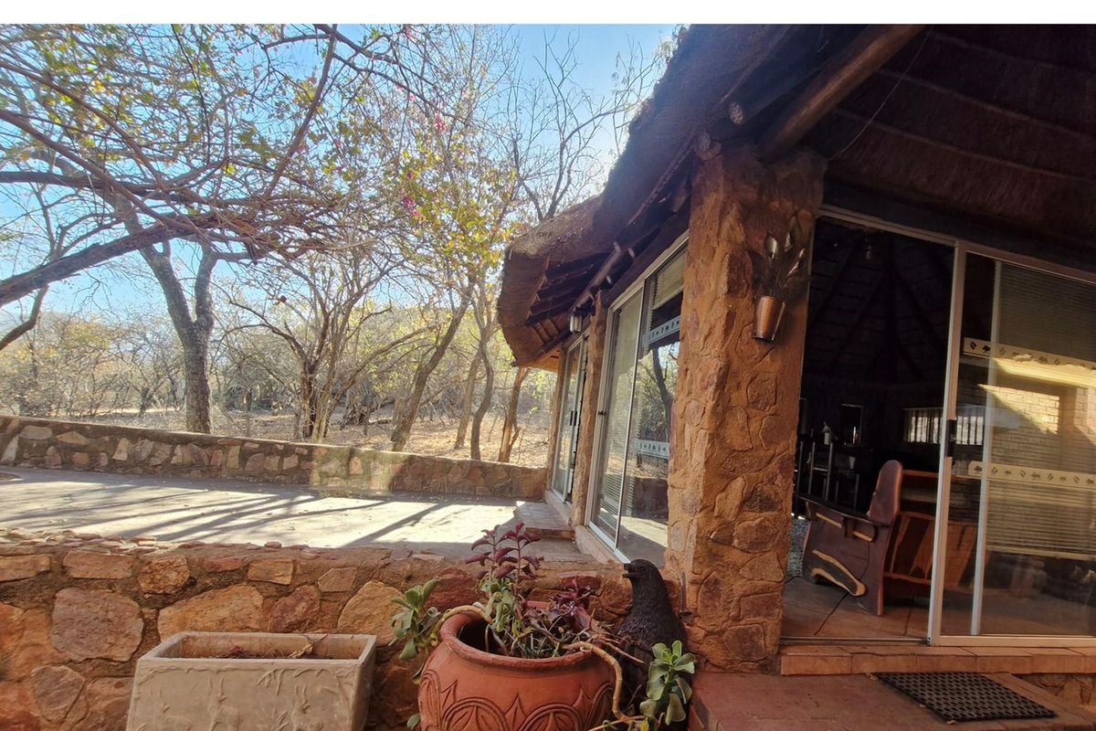 OUTDOORS ENTERTAINMENT AREA - 3 BEDROOM HOUSE - Photo 5