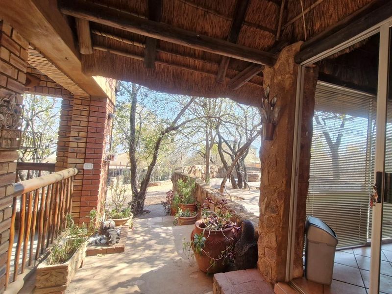 OUTDOORS ENTERTAINMENT AREA - 3 BEDROOM HOUSE - Photo 3