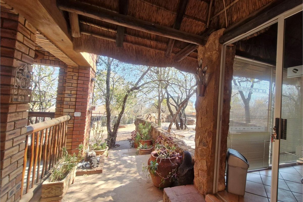 OUTDOORS ENTERTAINMENT AREA - 3 BEDROOM HOUSE - Photo 3