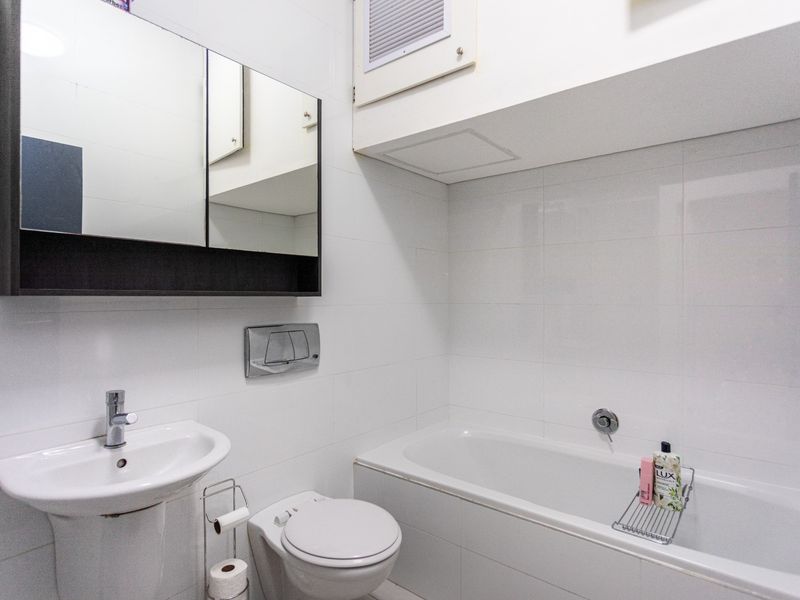 Stylish 1-Bed in Gardens, Cape Town For Sale! - Photo 9