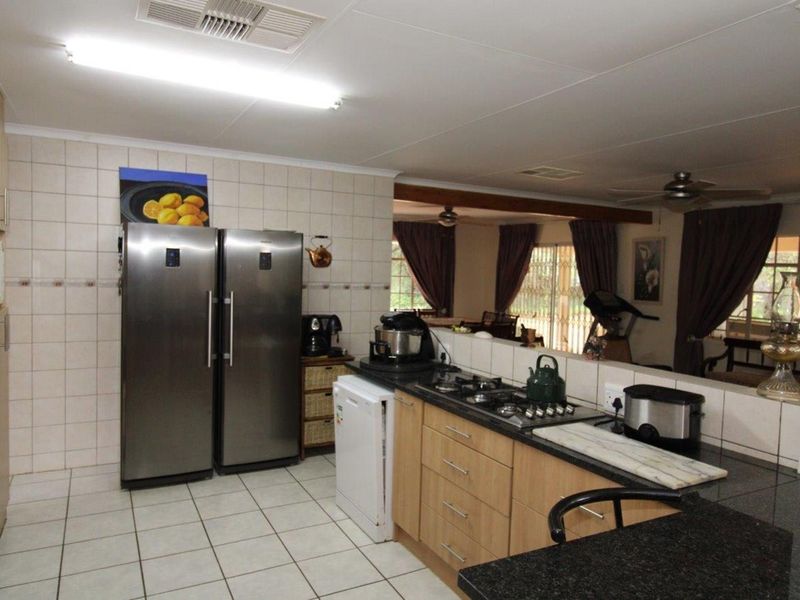 21 ha Farm near Bela-Bela with spectacular mountain views and spacious 3 bedroom manor house - Photo 9