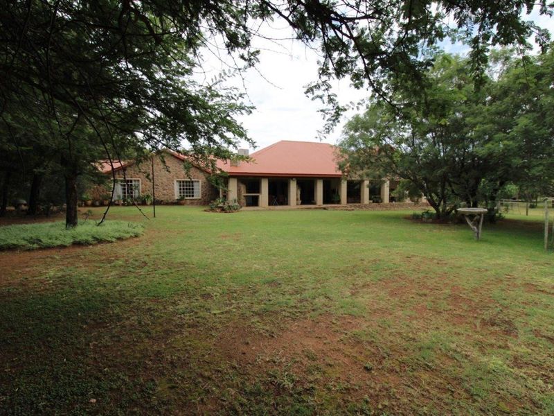21 ha Farm near Bela-Bela with spectacular mountain views and spacious 3 bedroom manor house - Photo 2