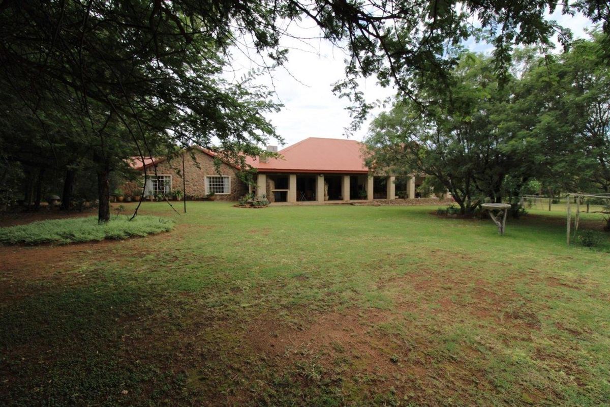 21 ha Farm near Bela-Bela with spectacular mountain views and spacious 3 bedroom manor house - Photo 2