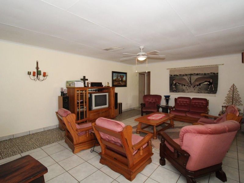 21 ha Farm near Bela-Bela with spectacular mountain views and spacious 3 bedroom manor house - Photo 6