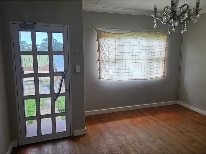 Lovely 3-bedroom home with original wooden floors in living areas and newly renovated kitchen. - Photo 10