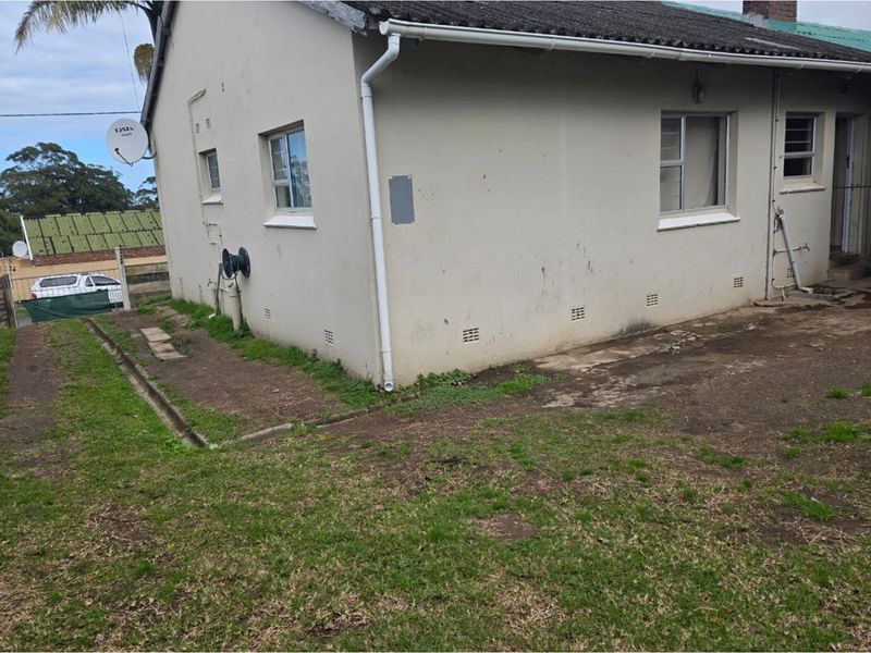 Lovely 3-bedroom home with original wooden floors in living areas and newly renovated kitchen. - Photo 8