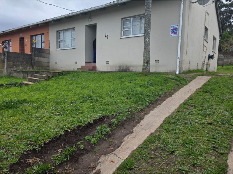Lovely 3-bedroom home with original wooden floors in living areas and newly renovated kitchen. - Photo 2