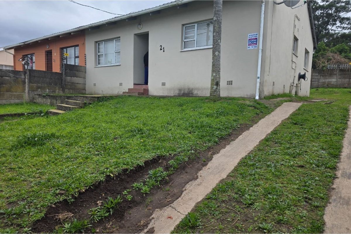 Lovely 3-bedroom home with original wooden floors in living areas and newly renovated kitchen. - Photo 2