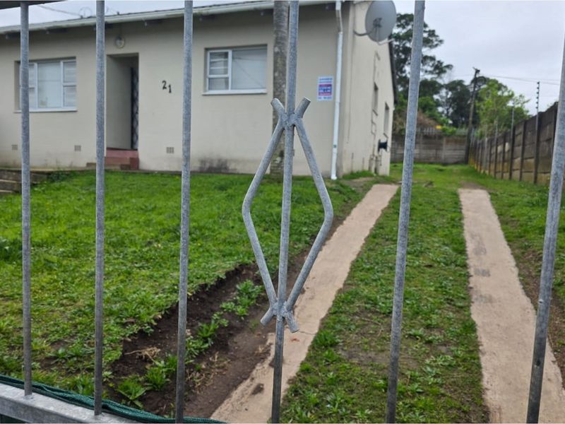 Lovely 3-bedroom home with original wooden floors in living areas and newly renovated kitchen. - Photo 5