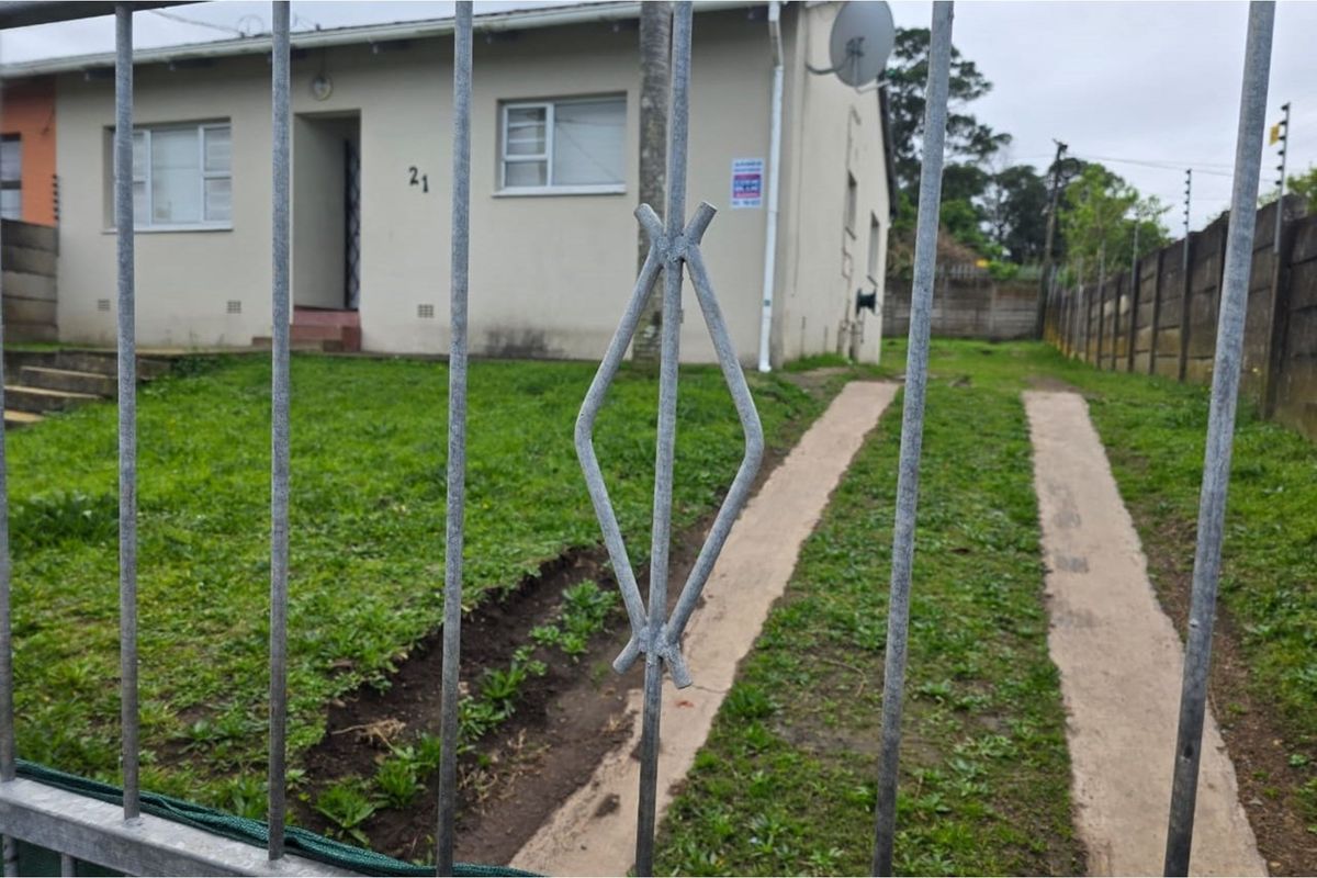 Lovely 3-bedroom home with original wooden floors in living areas and newly renovated kitchen. - Photo 5