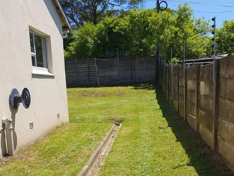 Lovely 3-bedroom home with original wooden floors in living areas and newly renovated kitchen. - Photo 6