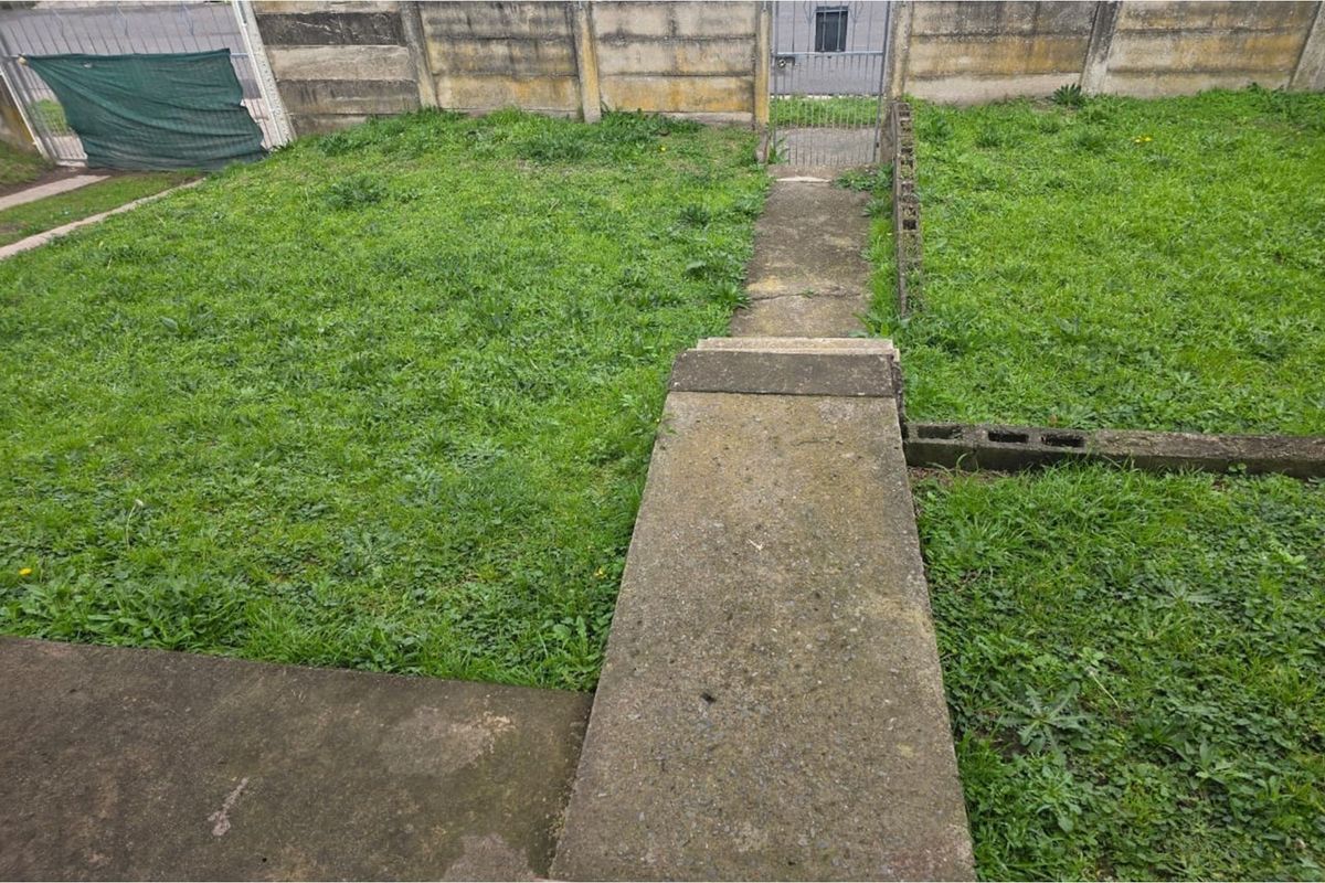 Lovely 3-bedroom home with original wooden floors in living areas and newly renovated kitchen. - Photo 4