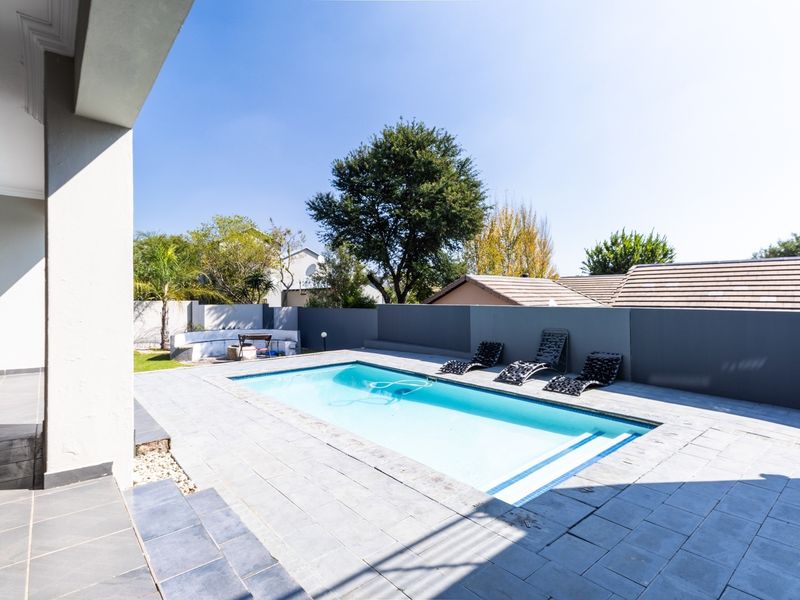 5-Bedroom Luxury Home with pool  in Copperleaf Golf Estate with Prime Fairway Views - Photo 10