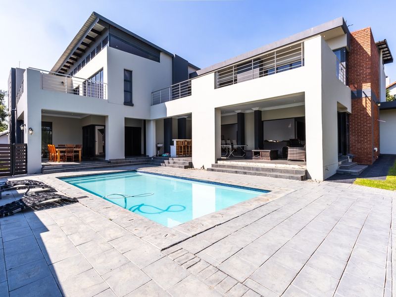 5-Bedroom Luxury Home with pool  in Copperleaf Golf Estate with Prime Fairway Views - Photo 8