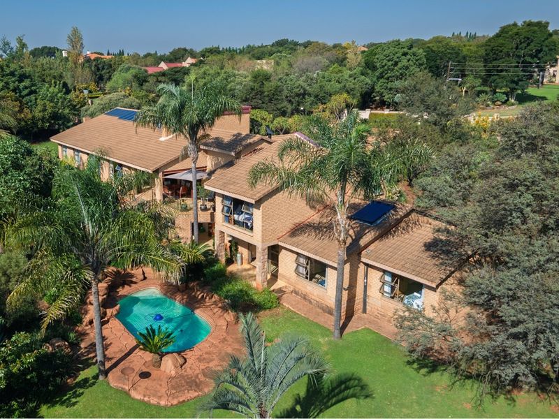 Spacious Family Home in Mooikloof Equestrian Estate - Photo 2