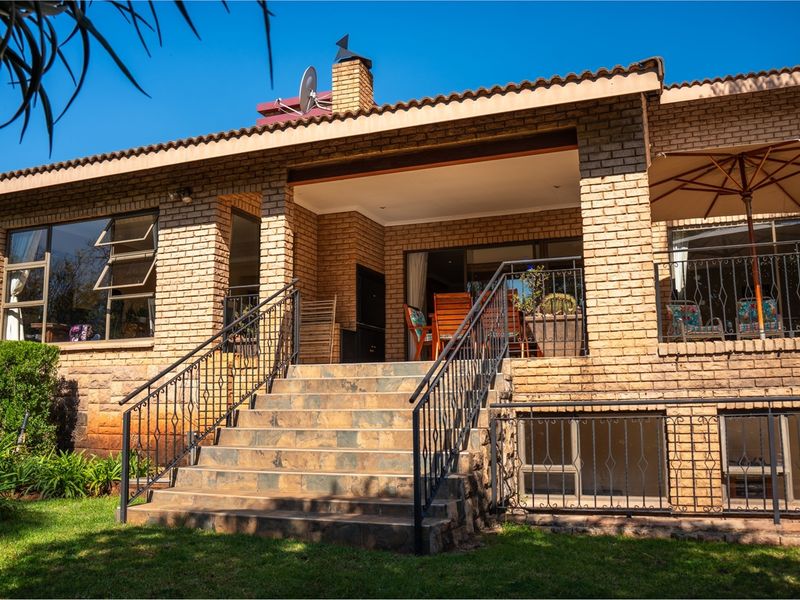 Charming Family Home in Mooikloof Equestrian Estate - Photo 2