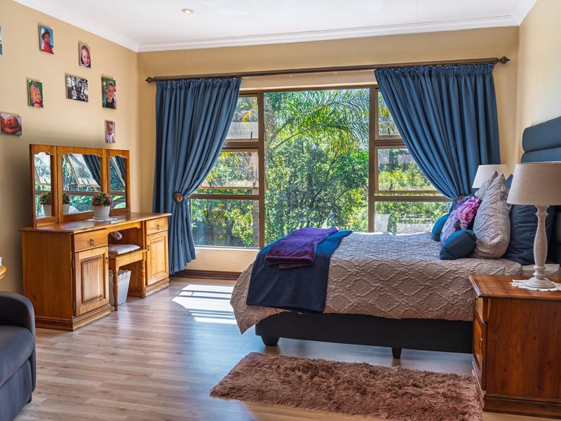 Spacious Family Home in Mooikloof Equestrian Estate - Photo 9