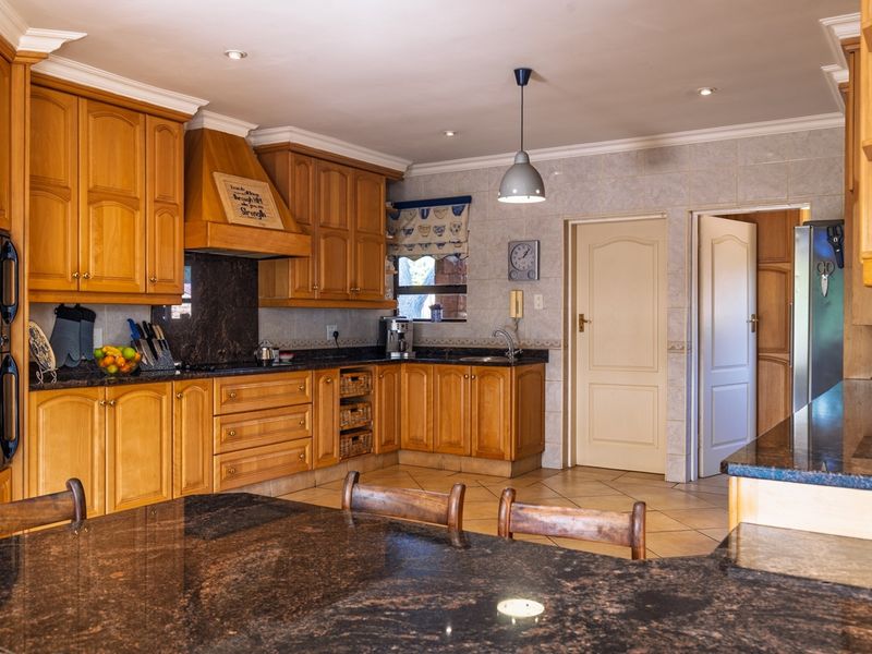 Spacious Family Home in Mooikloof Equestrian Estate - Photo 6