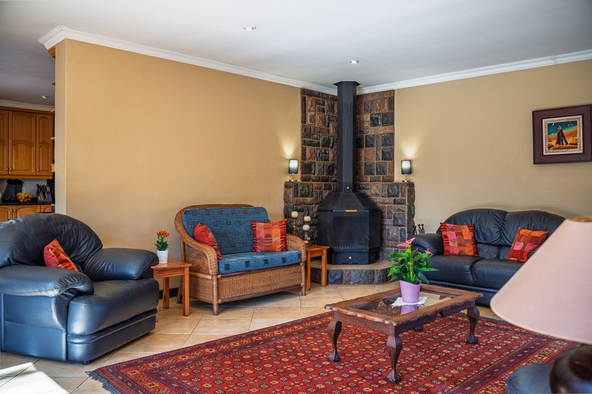 Spacious Family Home in Mooikloof Equestrian Estate - Photo 4