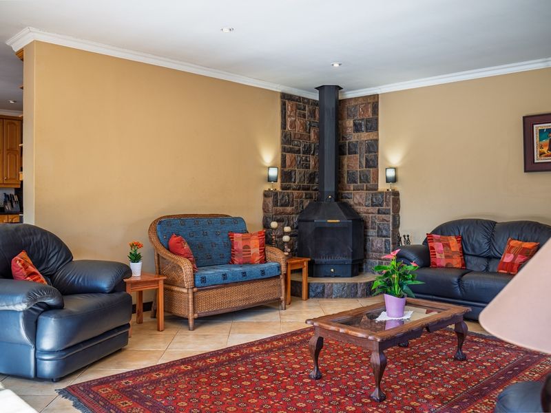 Spacious Family Home in Mooikloof Equestrian Estate - Photo 4