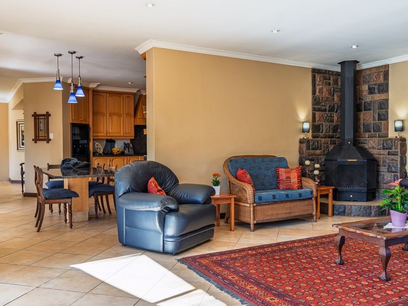 Spacious Family Home in Mooikloof Equestrian Estate - Photo 3