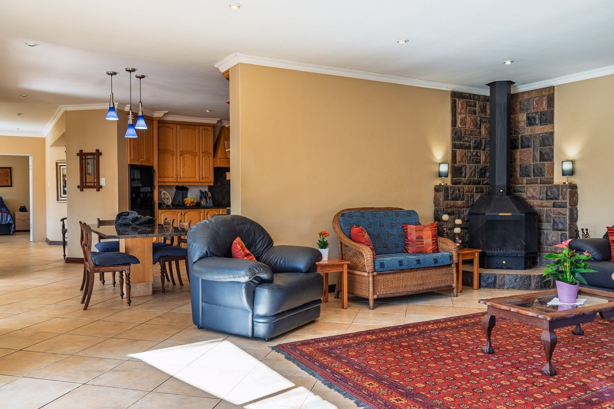Spacious Family Home in Mooikloof Equestrian Estate - Photo 3