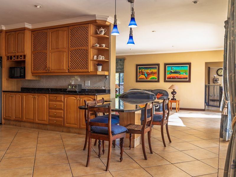 Spacious Family Home in Mooikloof Equestrian Estate - Photo 7