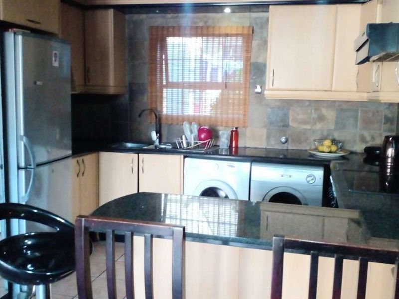 3 Bedroom, 2 Bathroom Duplex with loft in Sharonlea - Photo 7