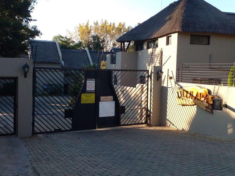 3 Bedroom, 2 Bathroom Duplex with loft in Sharonlea - Photo 3