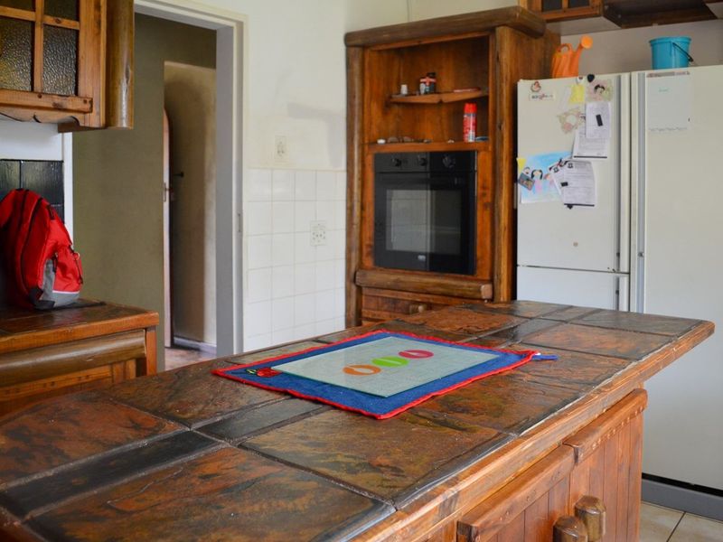 BEAUTIFUL HOME WITH GREAT POTENTIAL, LARGE STAND AND SECURITY FEATURES! - Photo 8