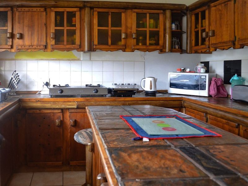 BEAUTIFUL HOME WITH GREAT POTENTIAL, LARGE STAND AND SECURITY FEATURES! - Photo 7