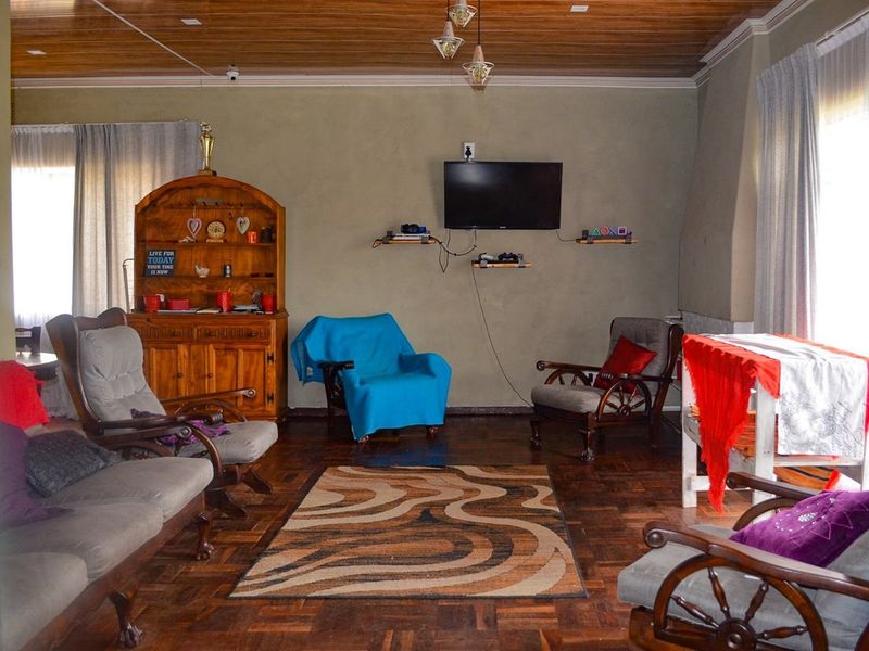 BEAUTIFUL HOME WITH GREAT POTENTIAL, LARGE STAND AND SECURITY FEATURES! - Photo 2