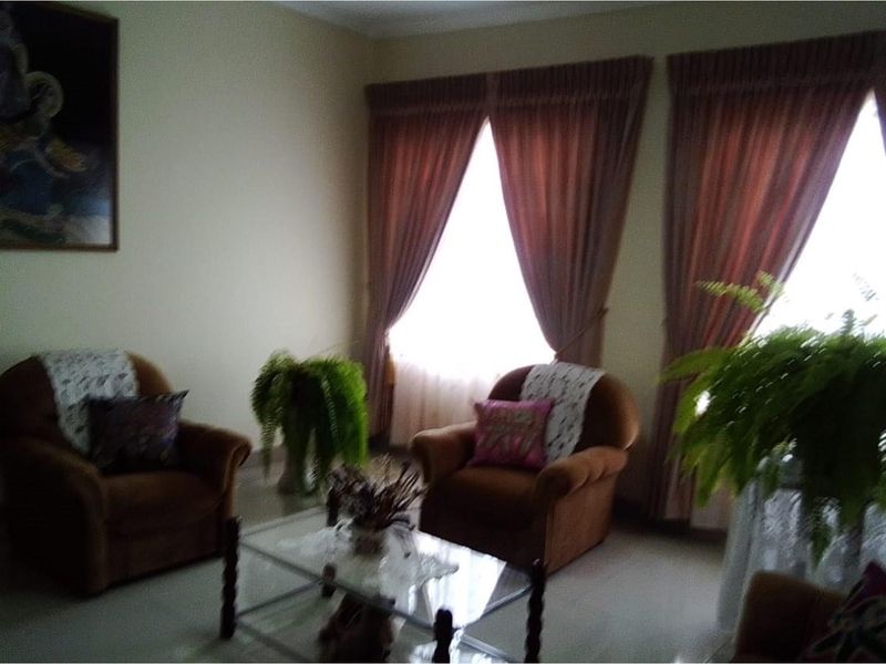 Discover Serenity: Your Perfect Blend of Comfort, Convenience, and Mountain Views Await!" - Photo 10