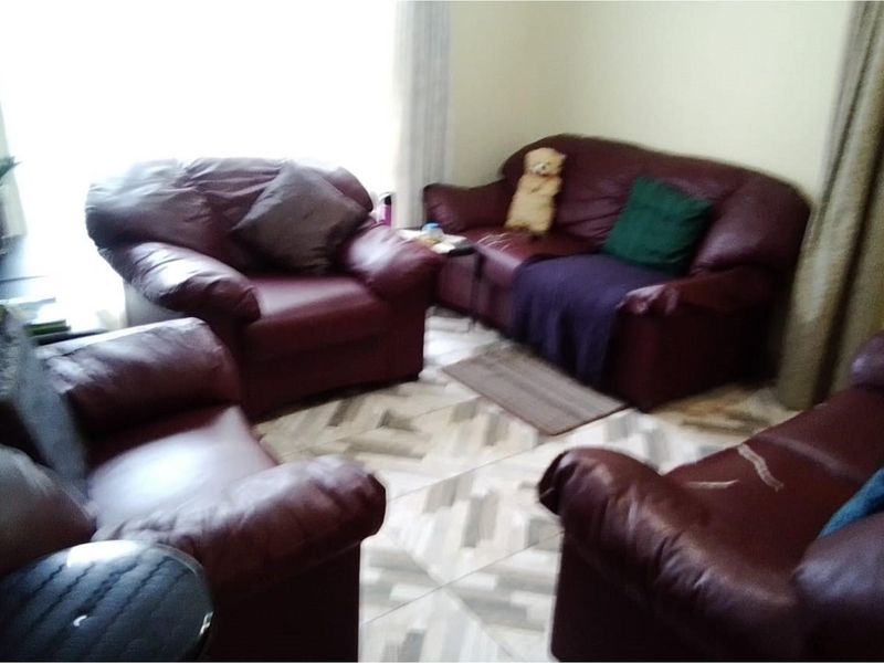 Discover Serenity: Your Perfect Blend of Comfort, Convenience, and Mountain Views Await!" - Photo 5