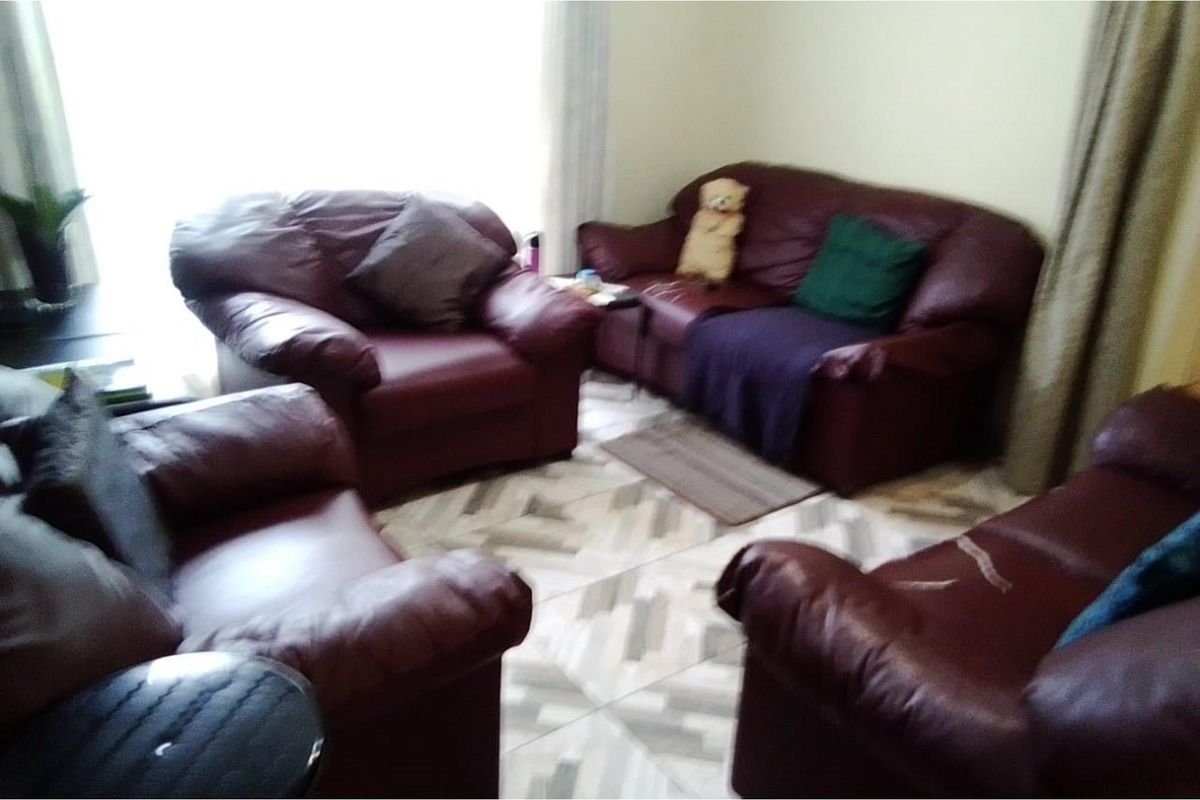 Discover Serenity: Your Perfect Blend of Comfort, Convenience, and Mountain Views Await!" - Photo 5