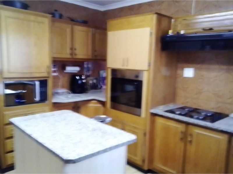 Discover Serenity: Your Perfect Blend of Comfort, Convenience, and Mountain Views Await!" - Photo 3