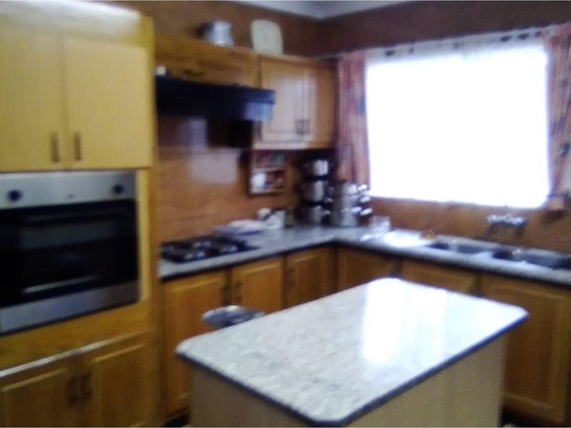 Discover Serenity: Your Perfect Blend of Comfort, Convenience, and Mountain Views Await!" - Photo 2