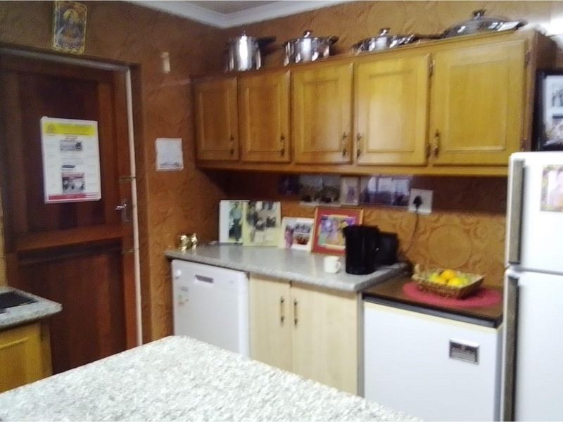 Discover Serenity: Your Perfect Blend of Comfort, Convenience, and Mountain Views Await!" - Photo 4