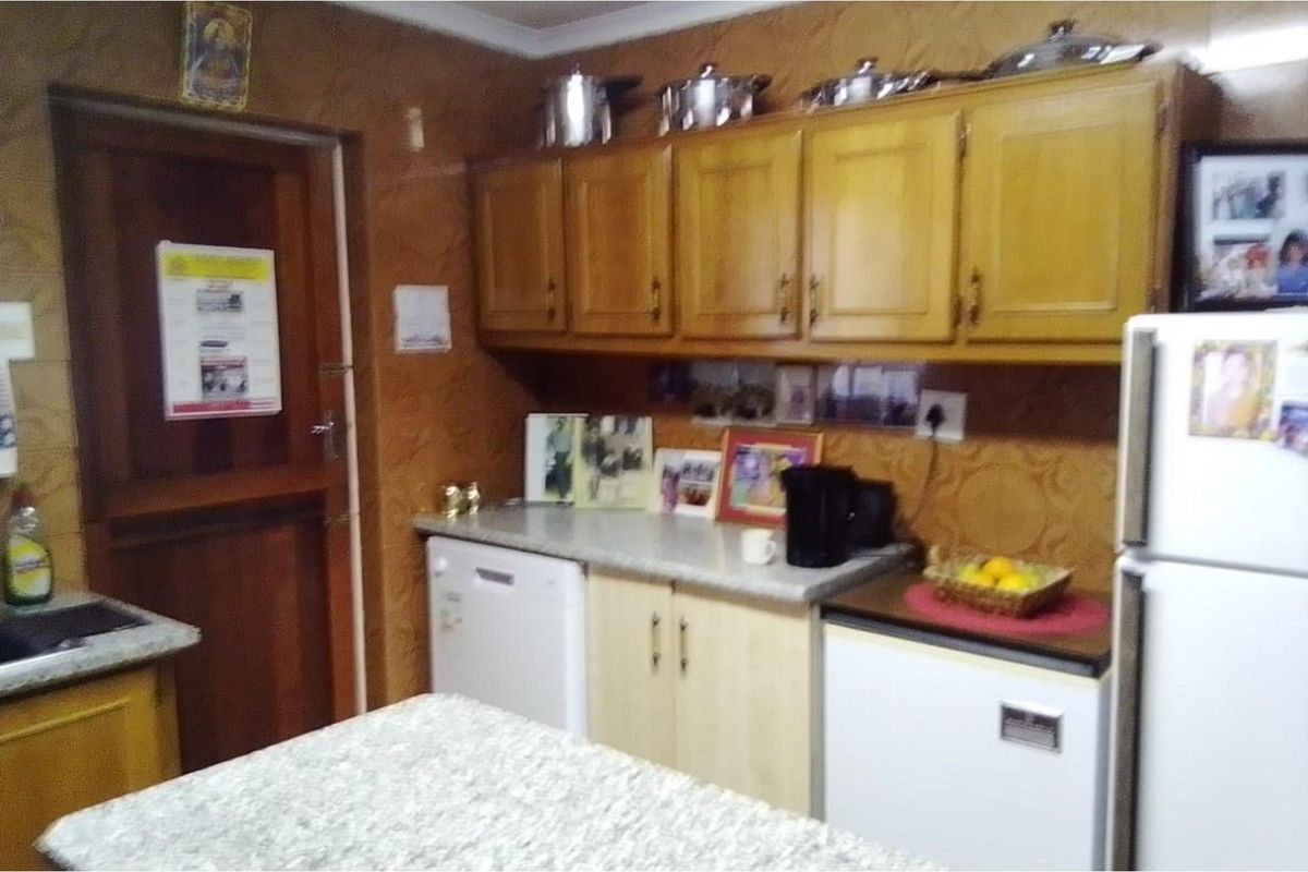 Discover Serenity: Your Perfect Blend of Comfort, Convenience, and Mountain Views Await!" - Photo 4