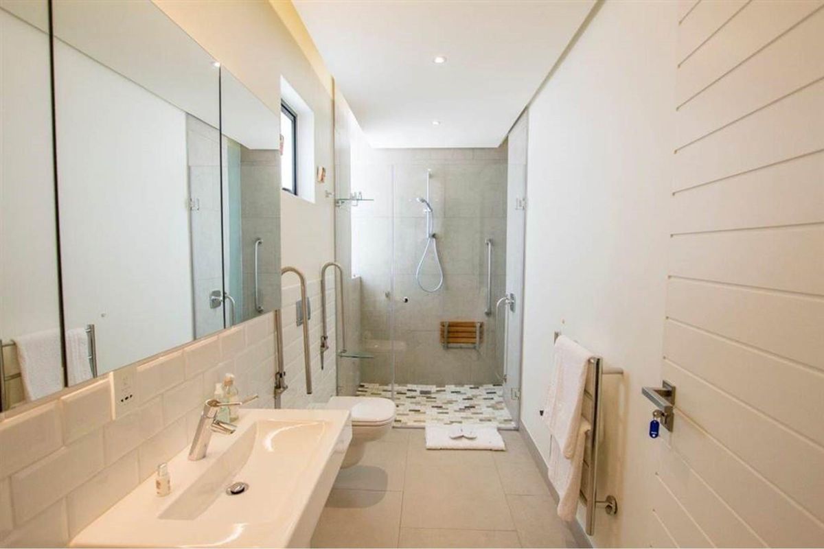 Modern Luxury Living in Val de Vie Estate - Fully Furnished Ground-Floor Apartment - Photo 3