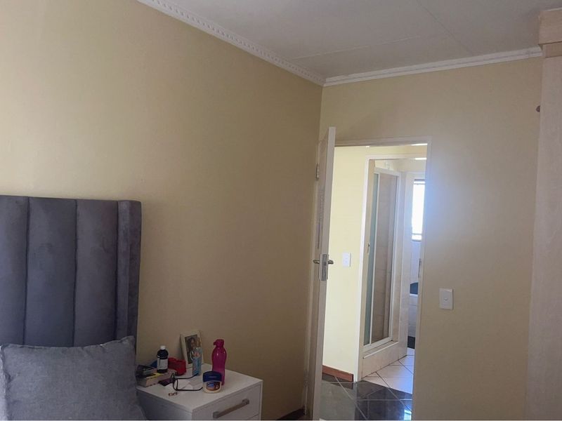 Charming 2-Bedroom Apartment in Halfway Gardens, Midrand - Photo 2