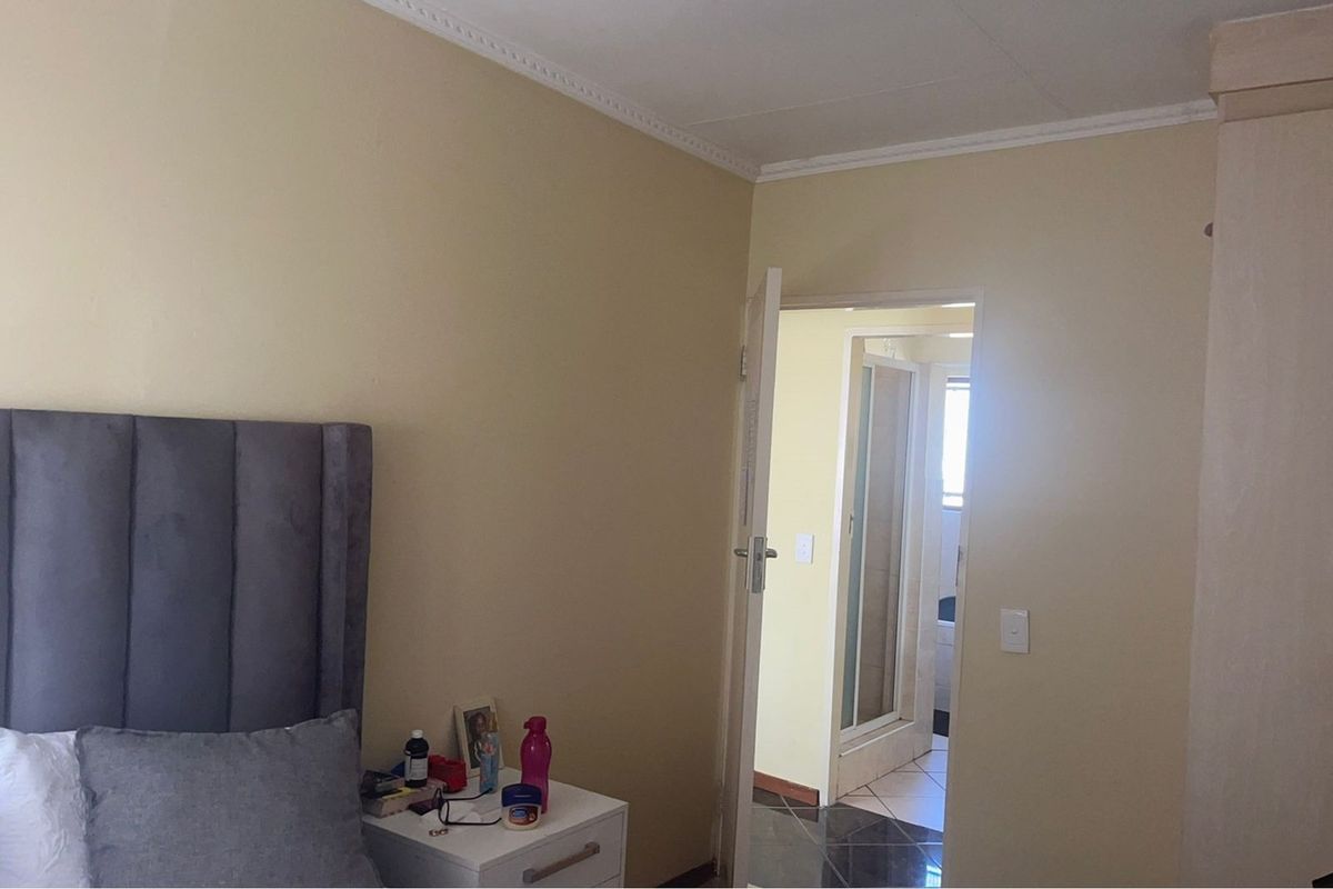 Charming 2-Bedroom Apartment in Halfway Gardens, Midrand - Photo 2