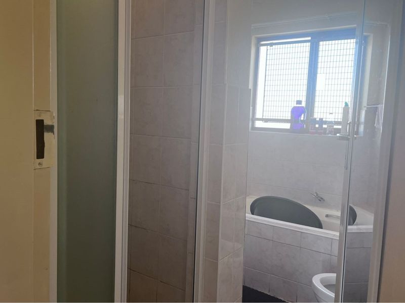 Charming 2-Bedroom Apartment in Halfway Gardens, Midrand - Photo 3