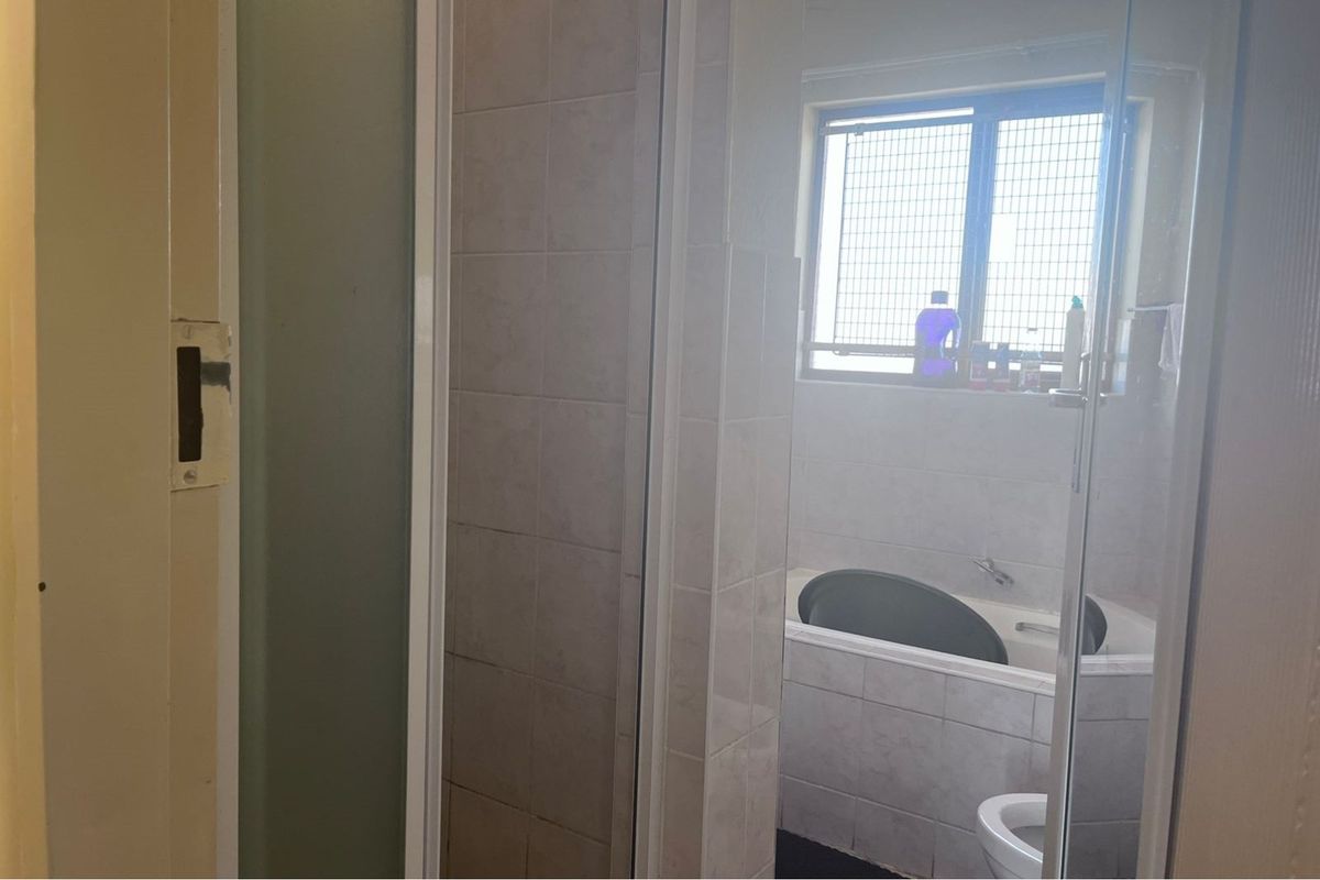 Charming 2-Bedroom Apartment in Halfway Gardens, Midrand - Photo 3